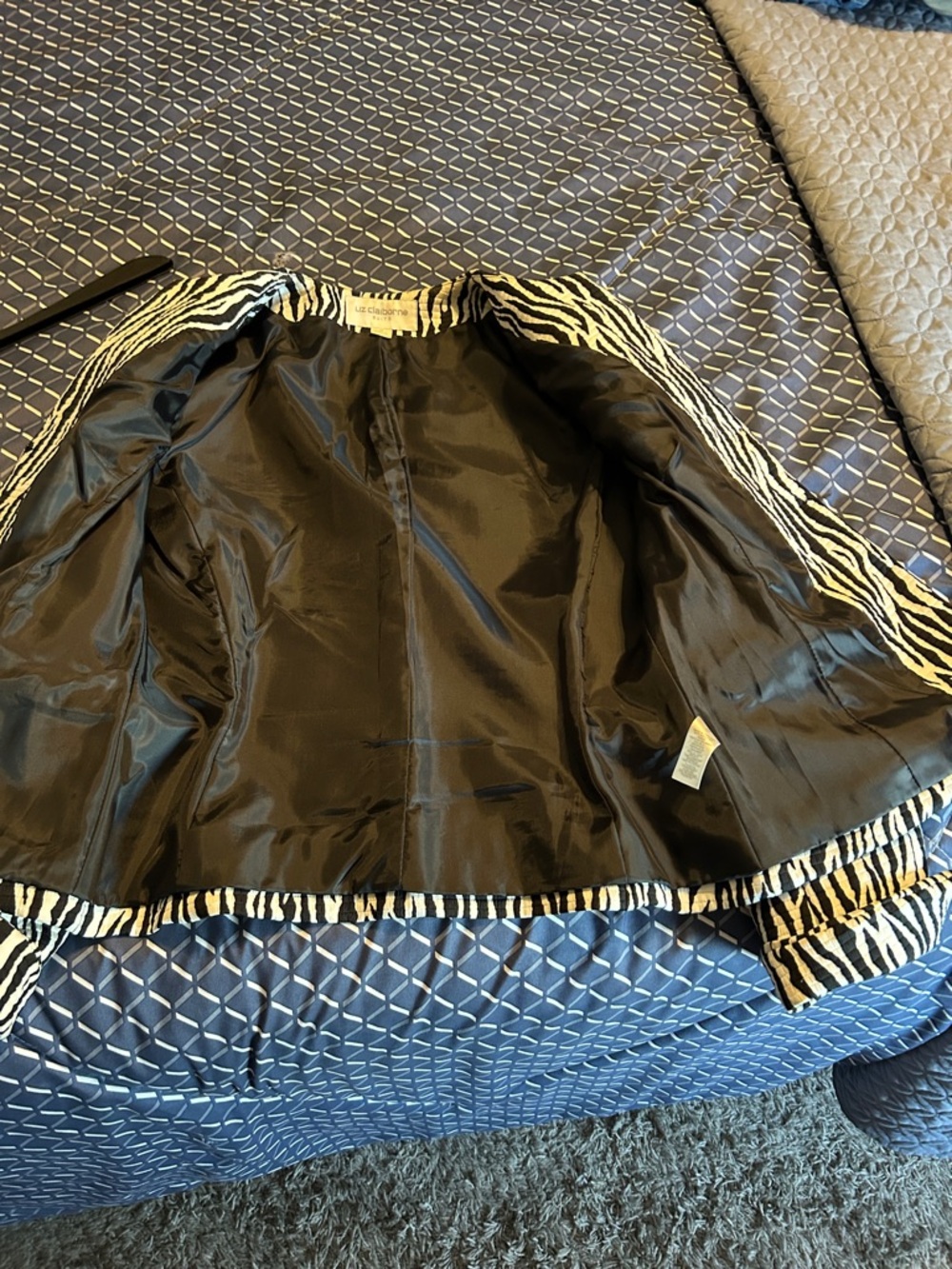Liz Claiborne Black and White Zebra Print Belted Blazer - Picture 4 of 5